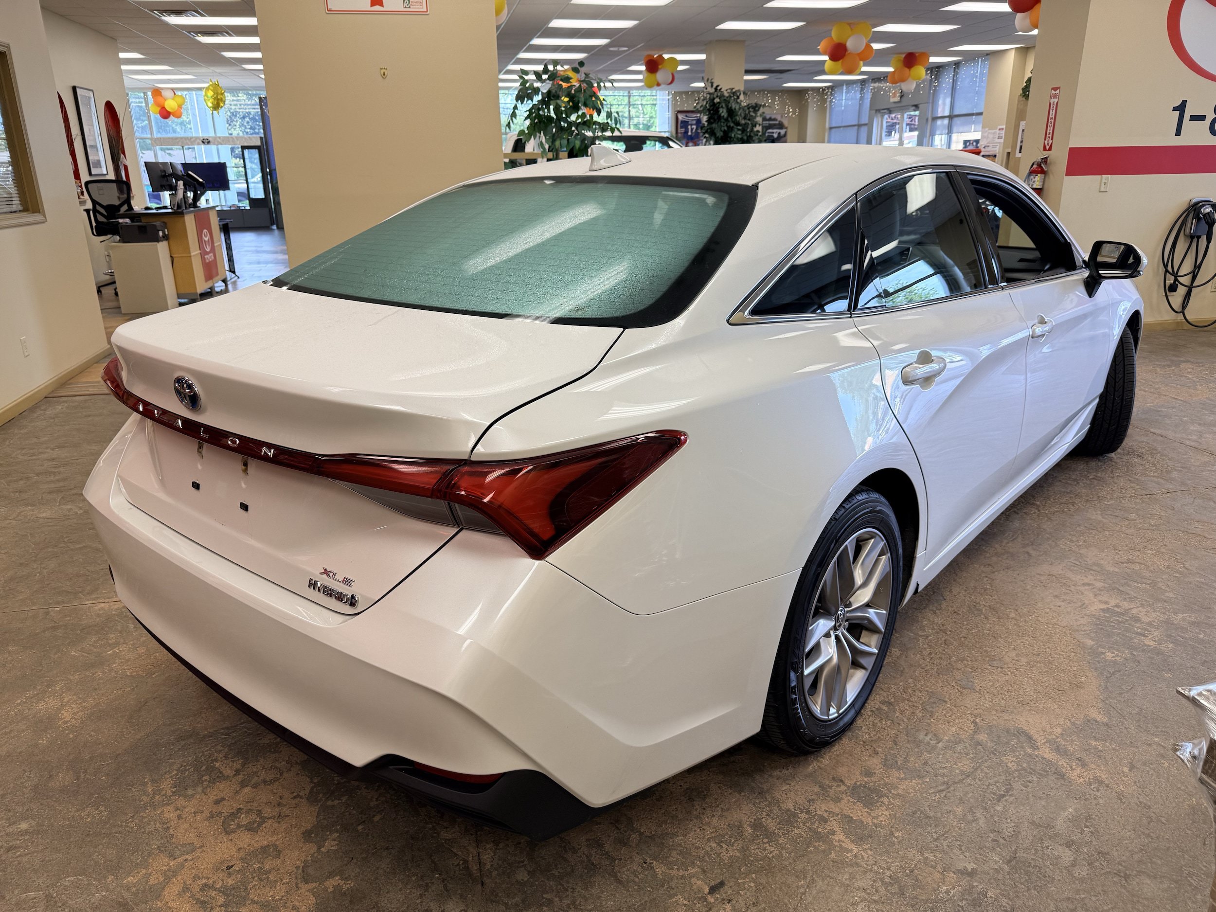 Used 2022 Toyota Avalon XLE w/ Moonroof Package FWD image 11
