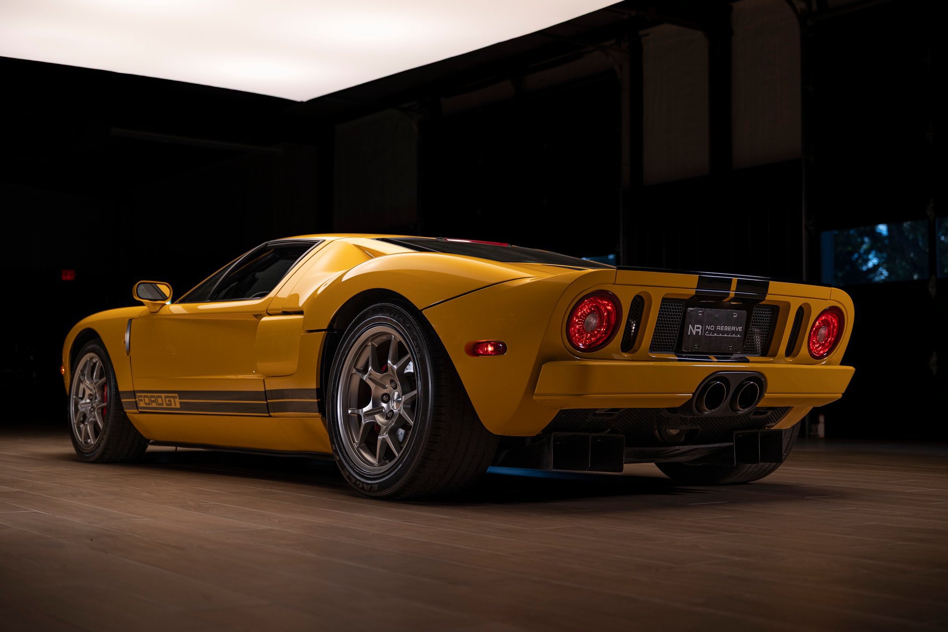 Used 2005 Ford GT RWD image 25