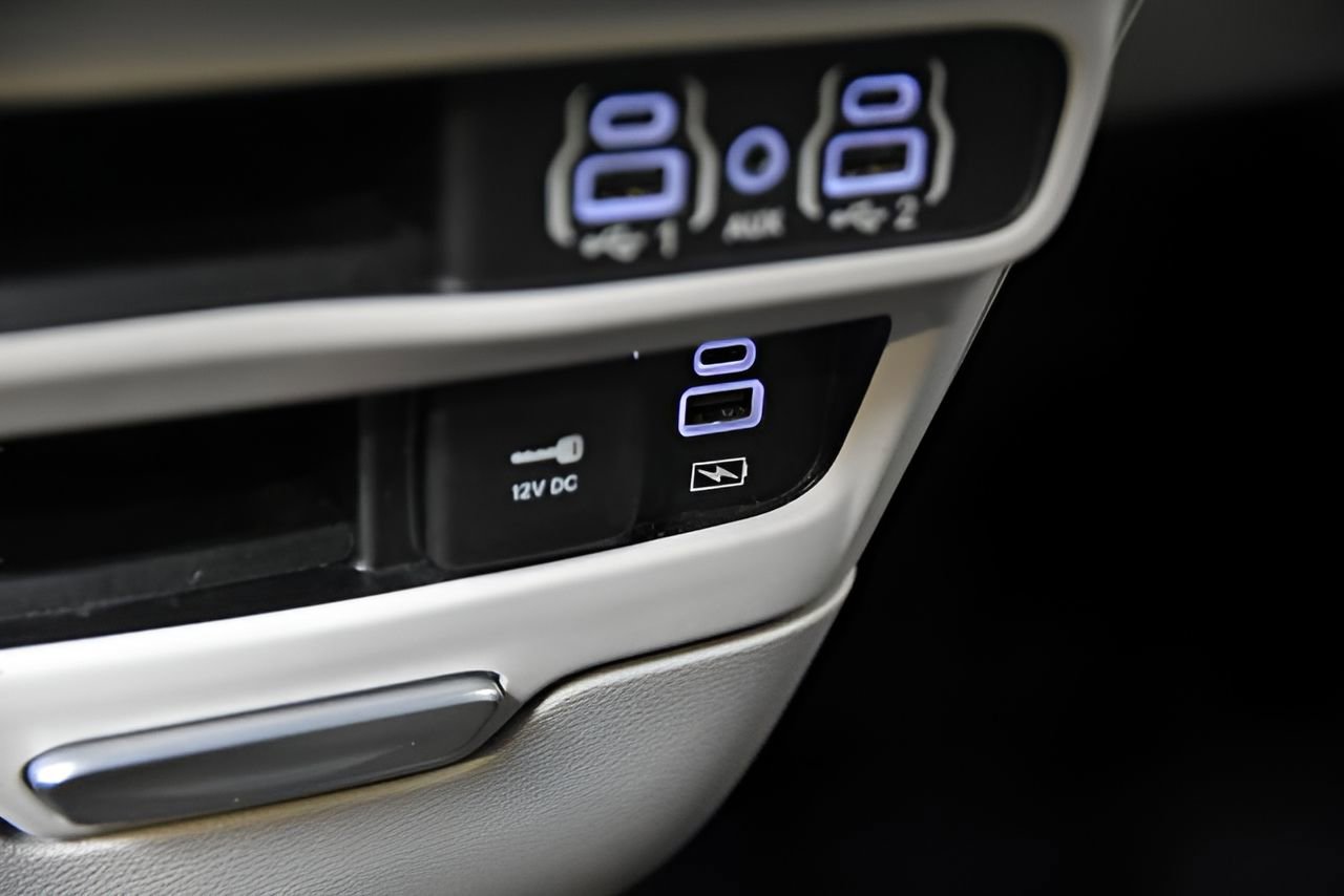 Used 2023 Chrysler Pacifica Touring-L image 27