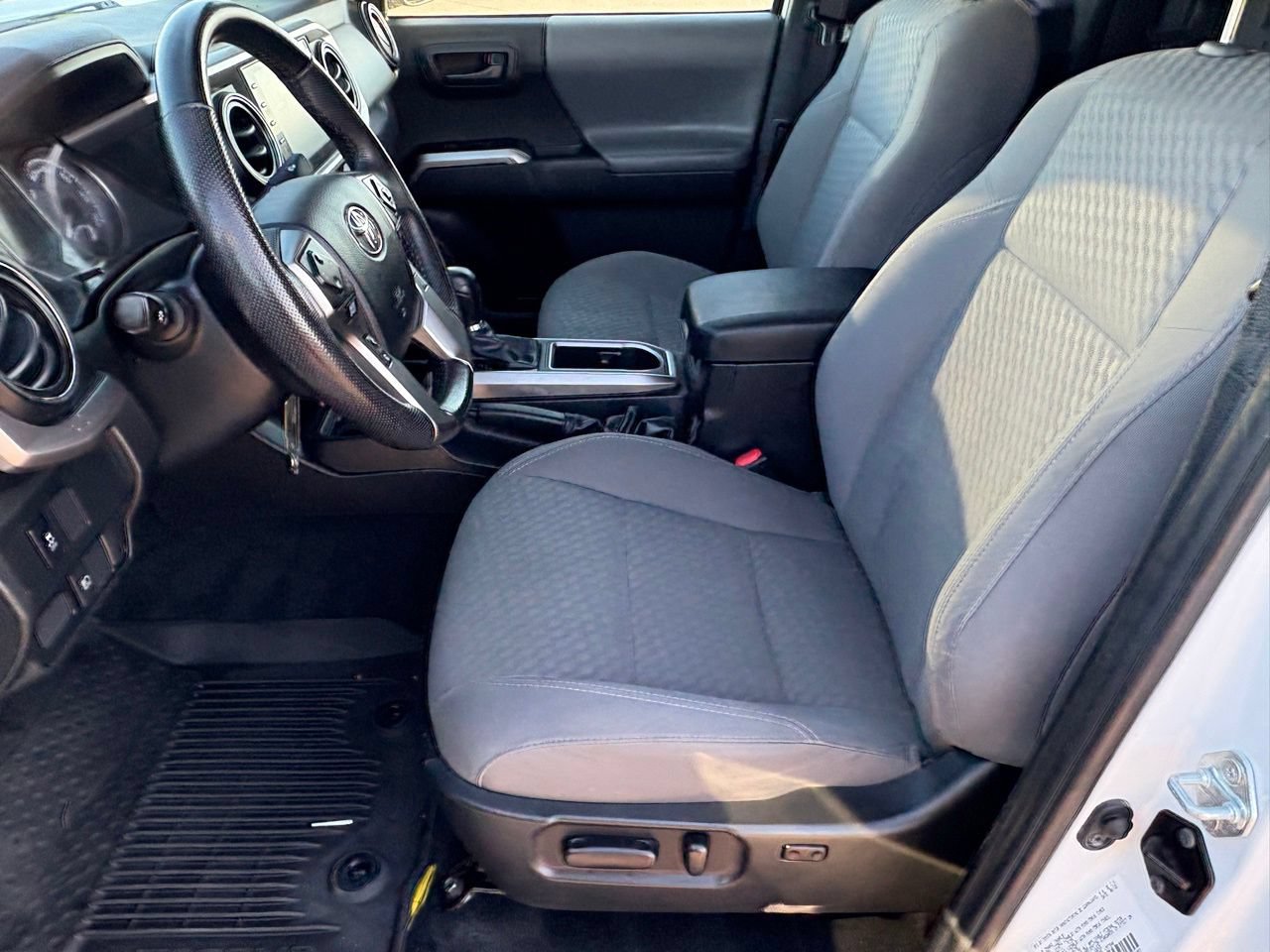 Used 2022 Toyota Tacoma SR5 AWD/4WD image 24