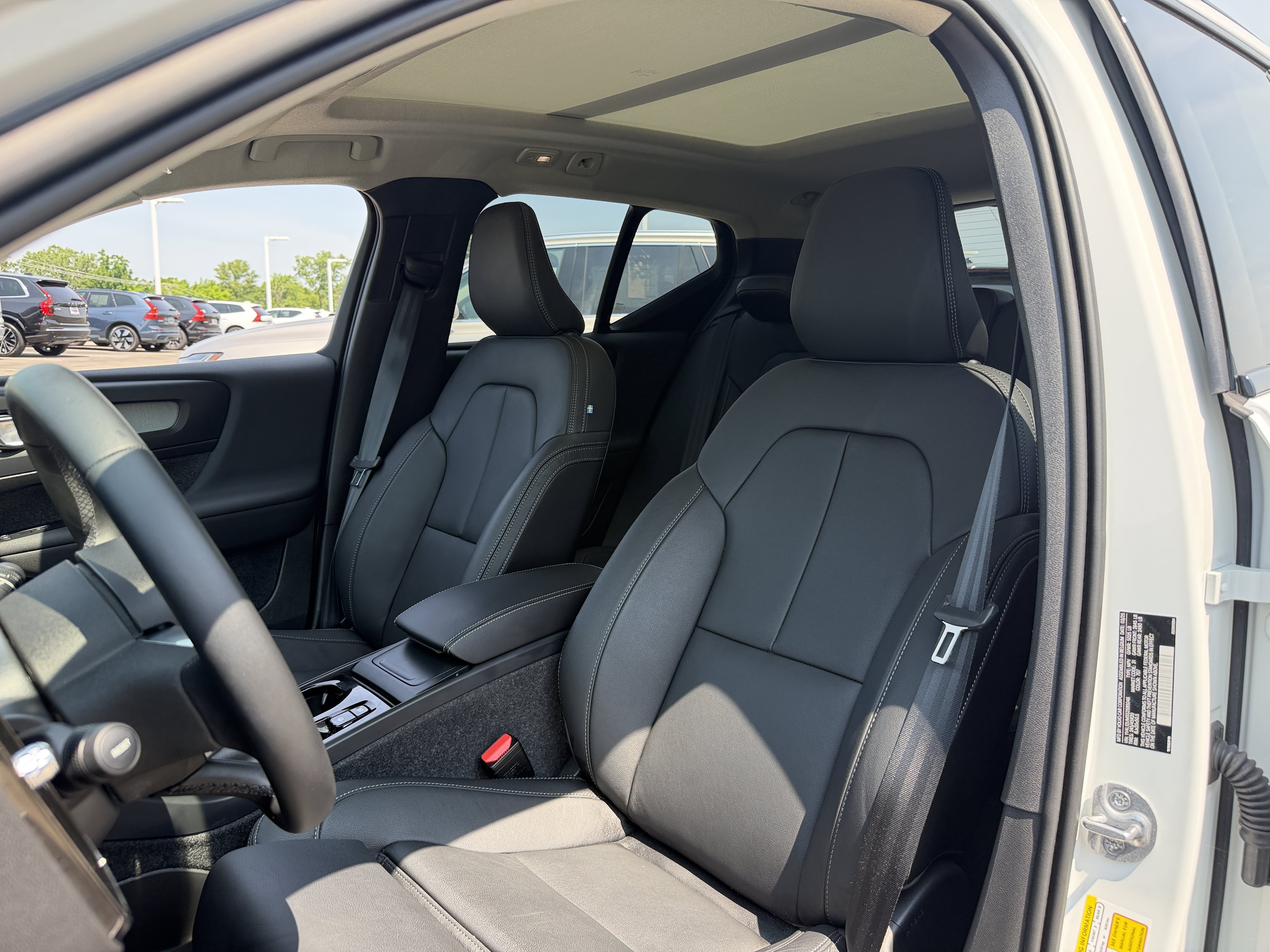 Used 2025 Volvo XC40 B5 Ultra AWD/4WD image 8