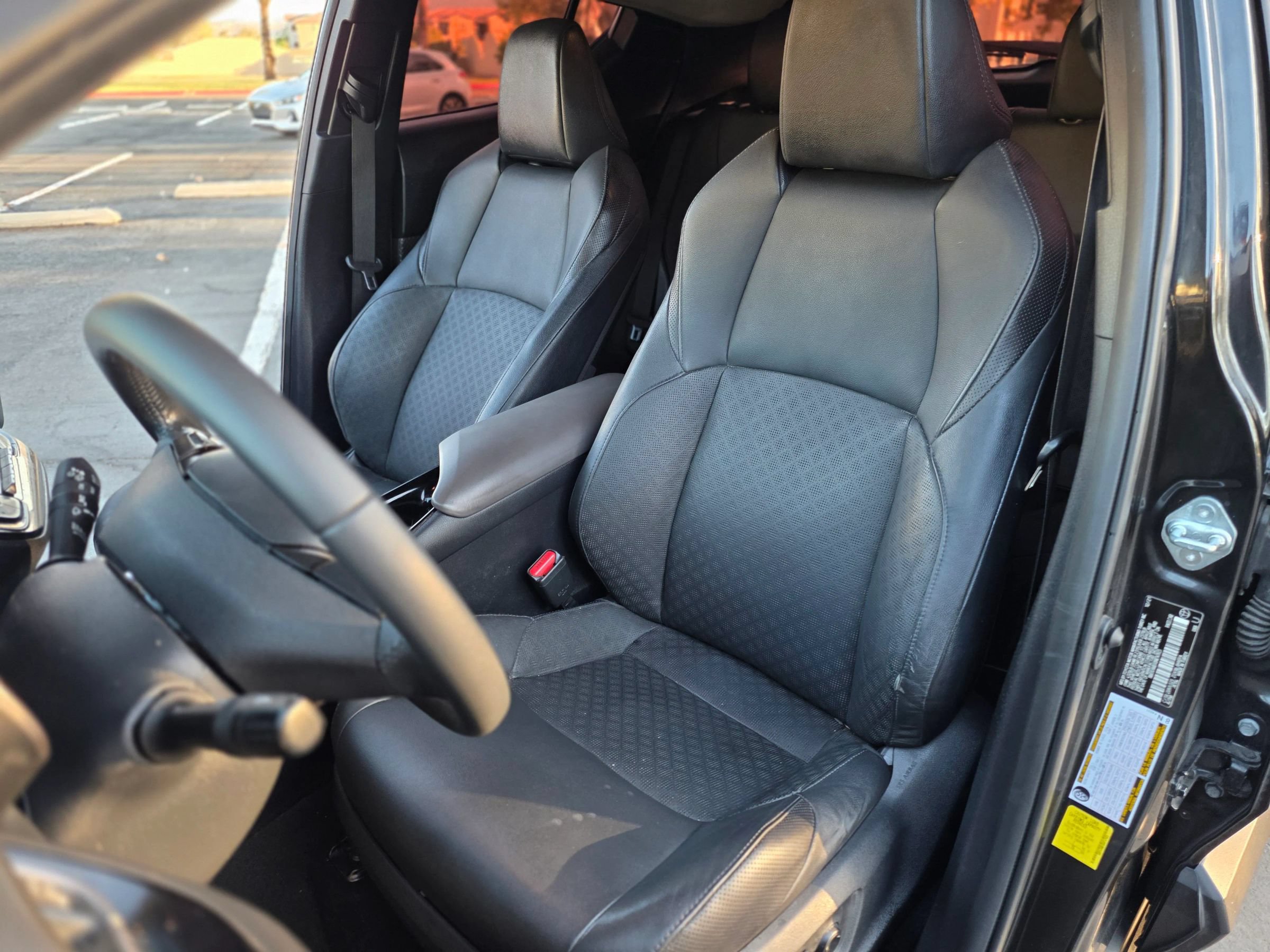 Used 2022 Toyota C-HR Limited FWD image 11
