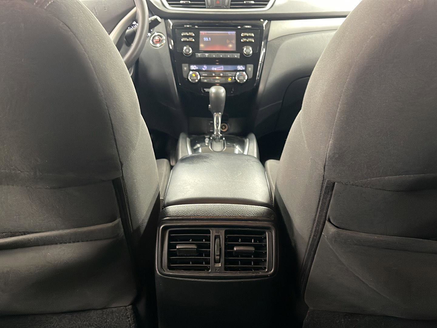 Used 2016 Nissan Rogue SV image 10