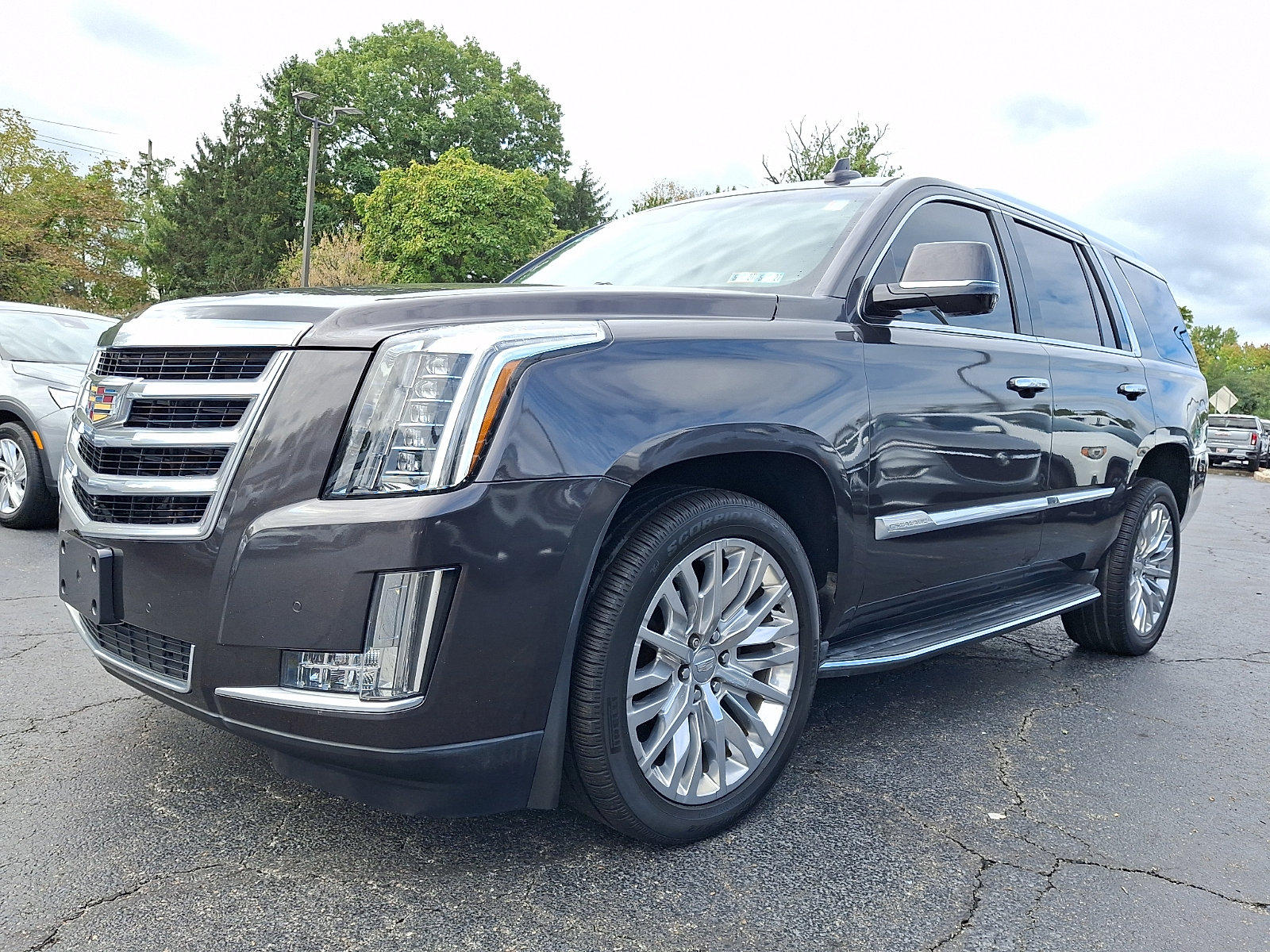 Used 2016 Cadillac Escalade Luxury AWD/4WD image 3