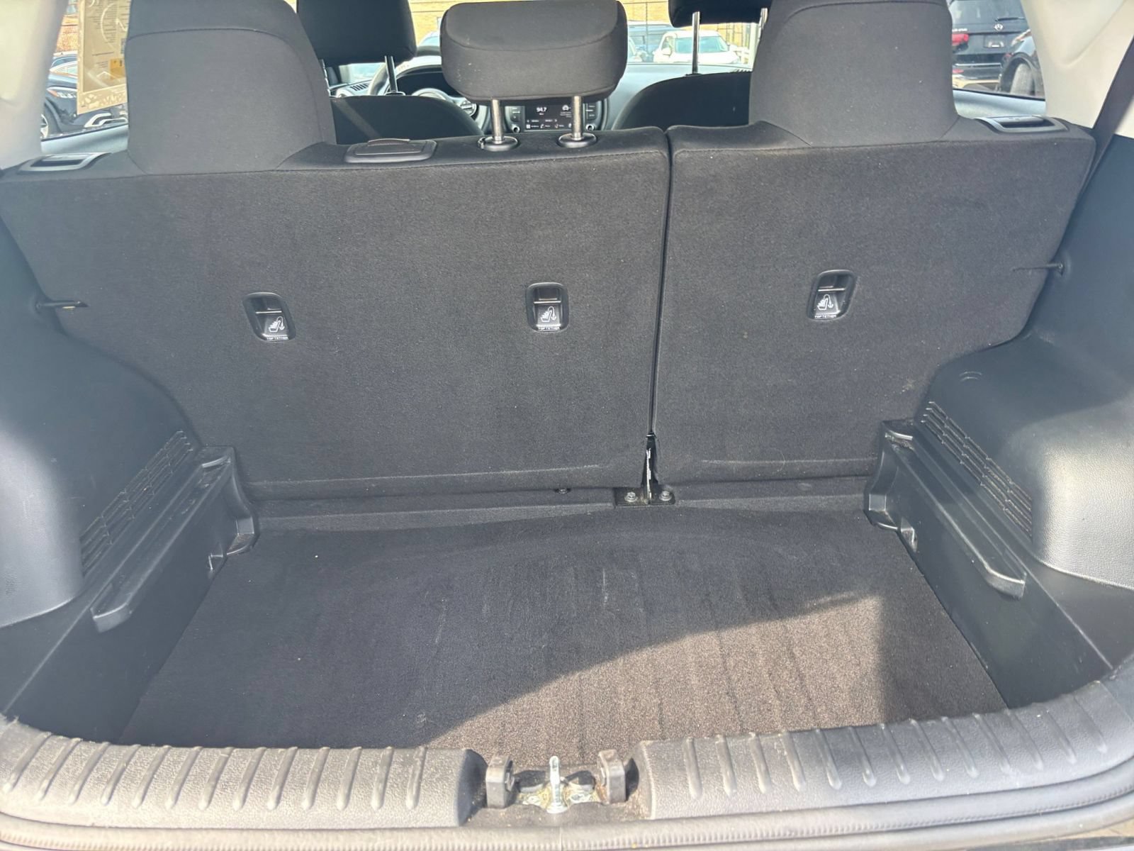 Used 2025 Kia Soul LX w/ LX Technology Package FWD image 28