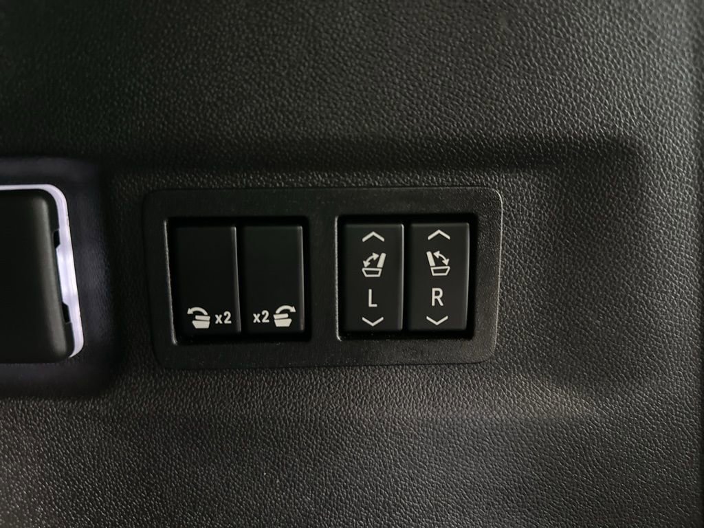 Used 2021 Chevrolet Suburban Premier w/ Premium Package image 40