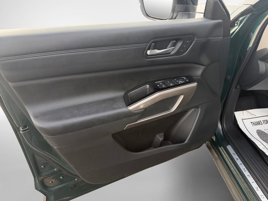 Used 2023 Nissan Pathfinder Platinum image 14