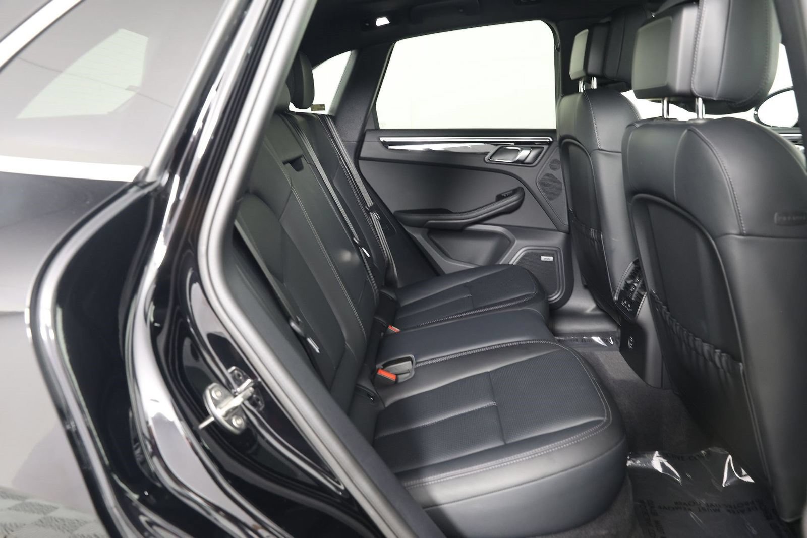 Certified 2023 Porsche Macan S AWD/4WD image 32