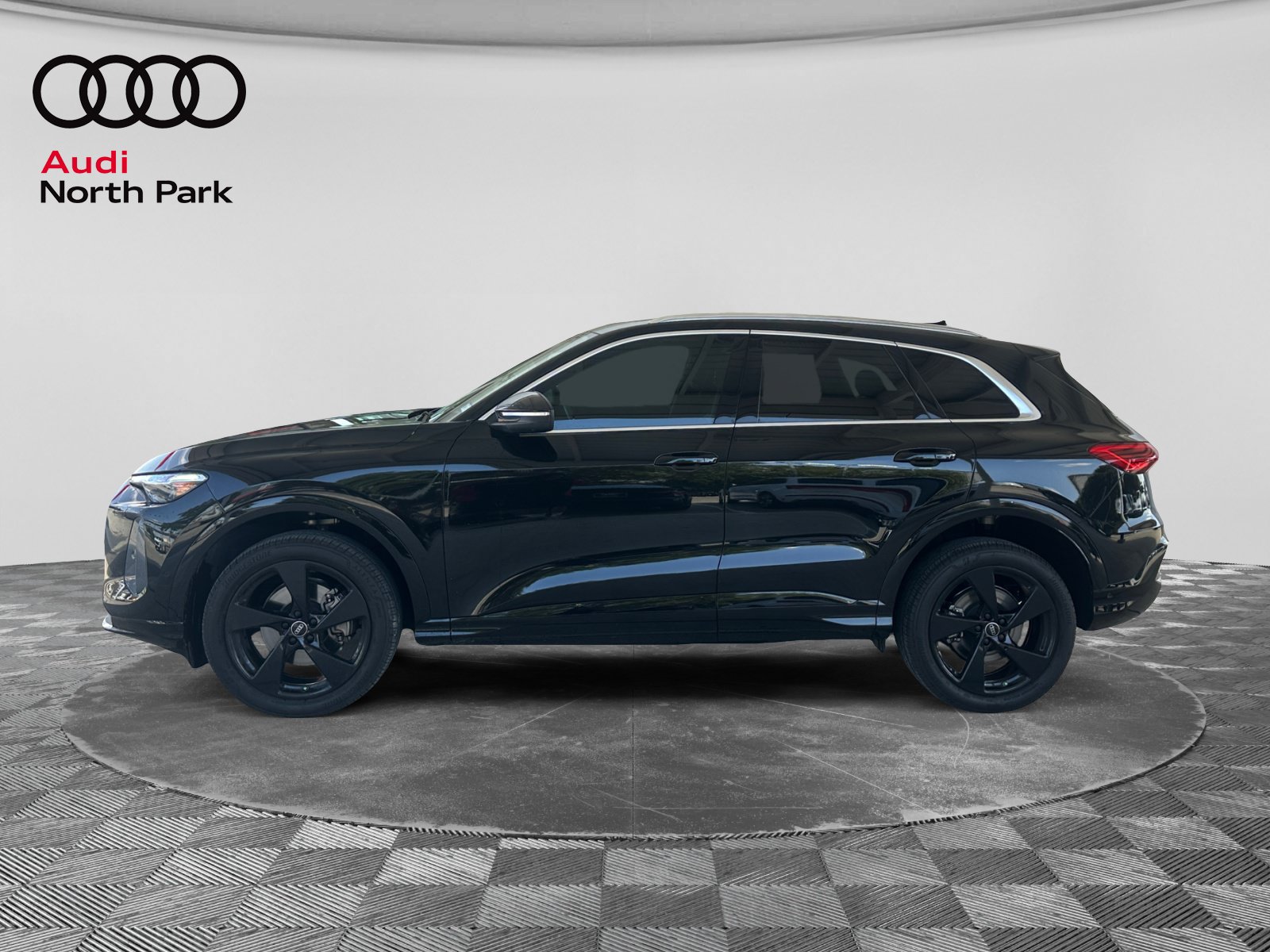 Used 2025 Audi Q5 Premium Plus AWD/4WD image 2