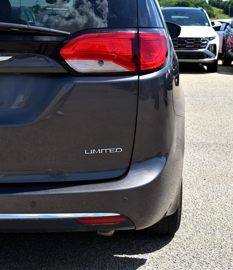 Used 2020 Chrysler Pacifica Limited FWD image 12