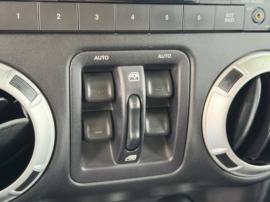 Used 2014 Jeep Wrangler Unlimited Rubicon w/ Connectivity Group AWD/4WD image 17