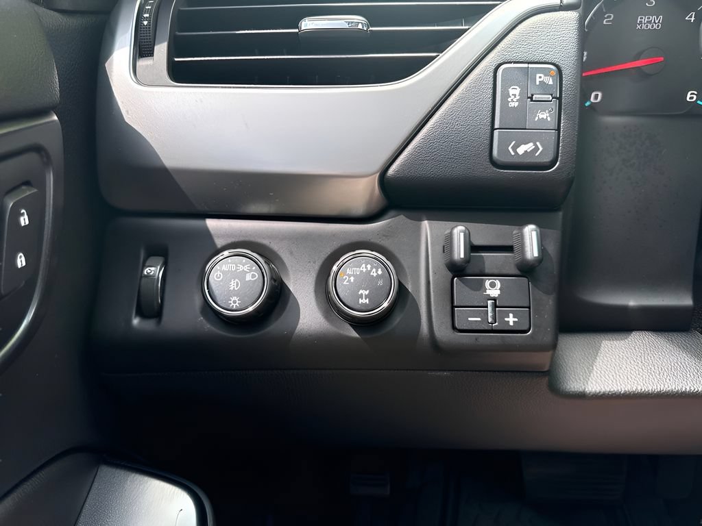 Used 2018 Chevrolet Suburban Premier AWD/4WD image 29