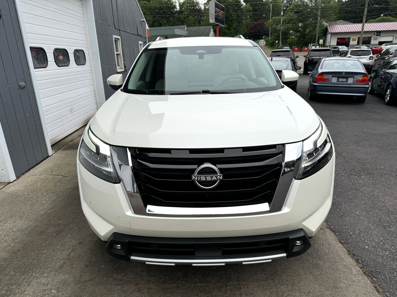 Used 2022 Nissan Pathfinder SL image 2