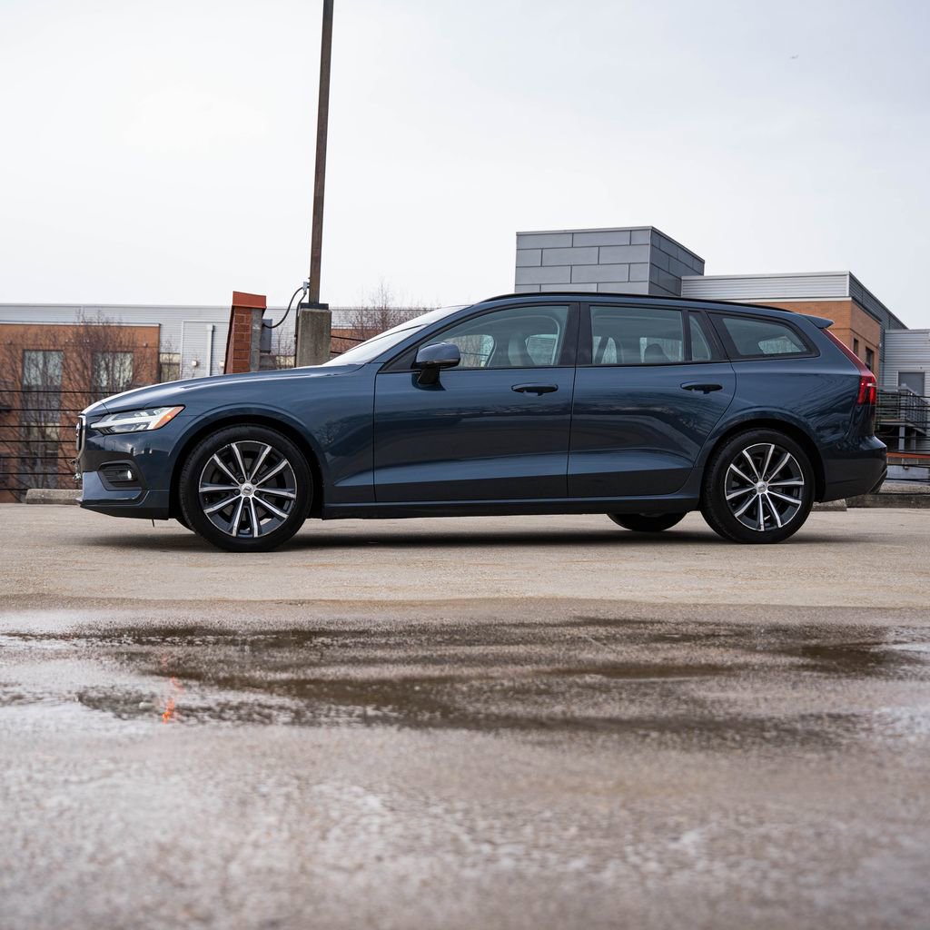 Used 2021 Volvo V60 T5 Momentum image 3
