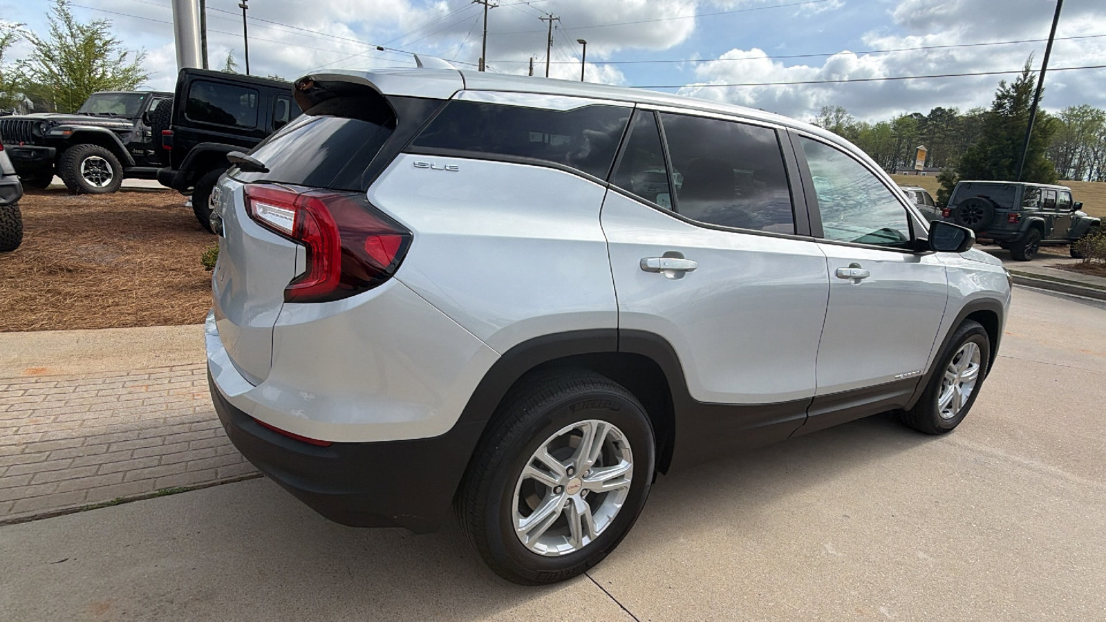 Used 2022 GMC Terrain SLE FWD image 8