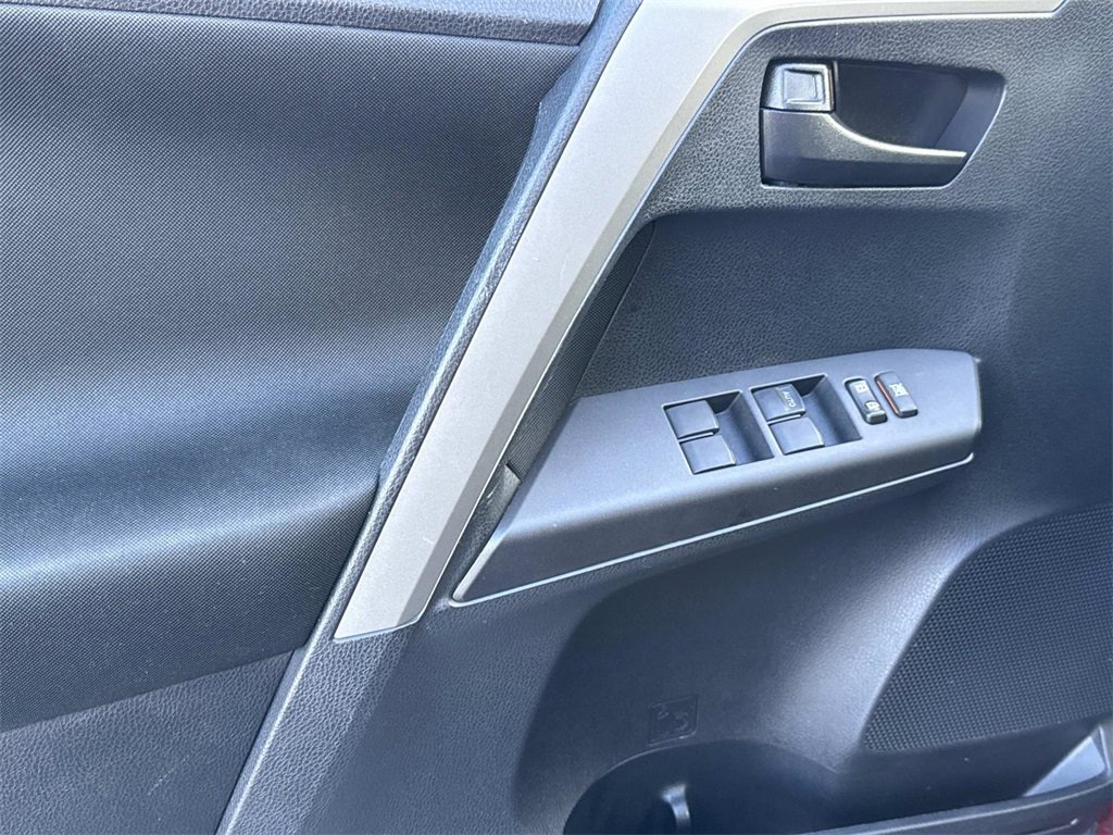 Used 2018 Toyota RAV4 LE image 16