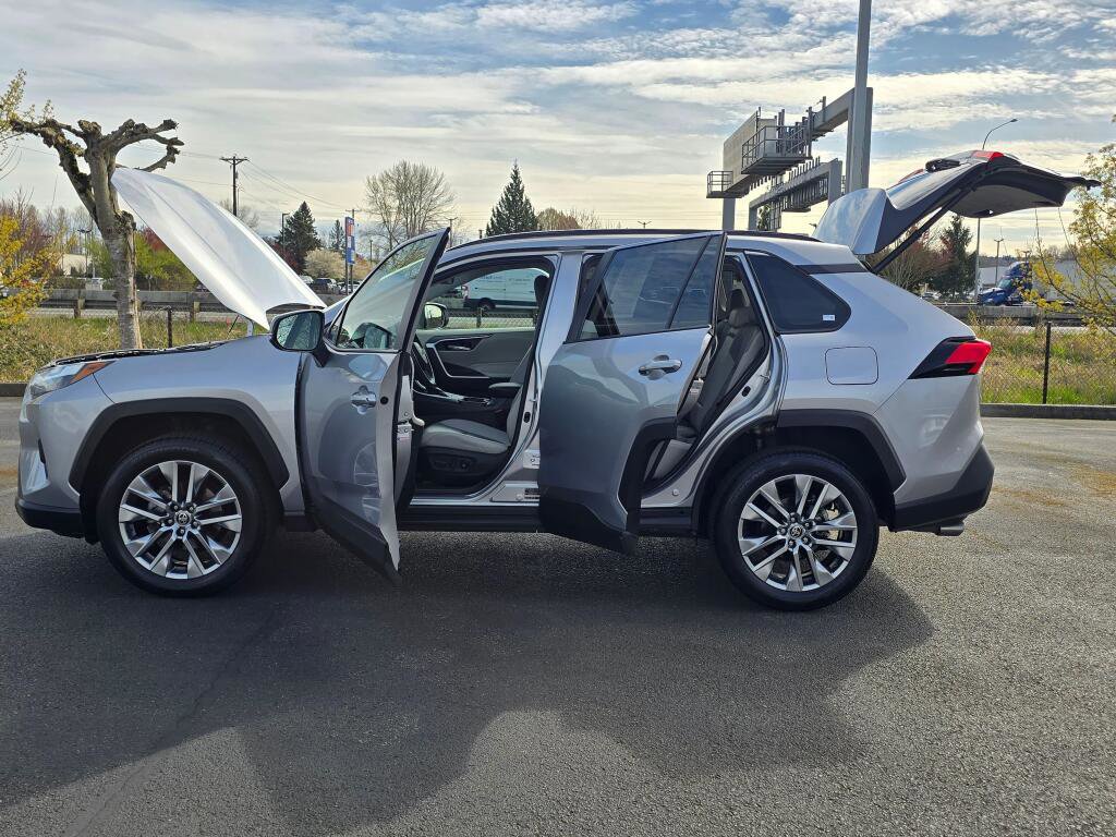 Used 2022 Toyota RAV4 XLE Premium image 12