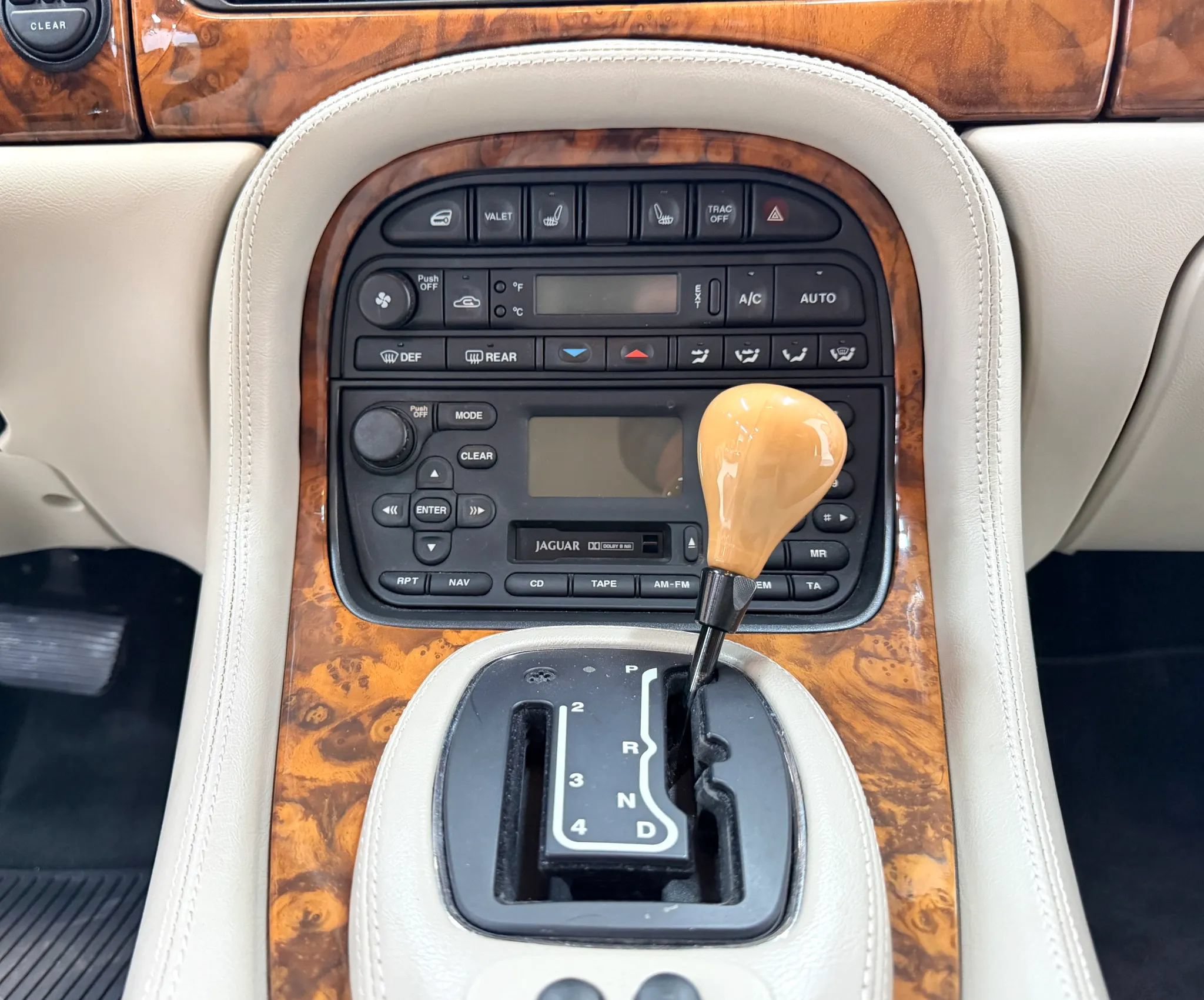 Used 2000 Jaguar XJ8 RWD image 33
