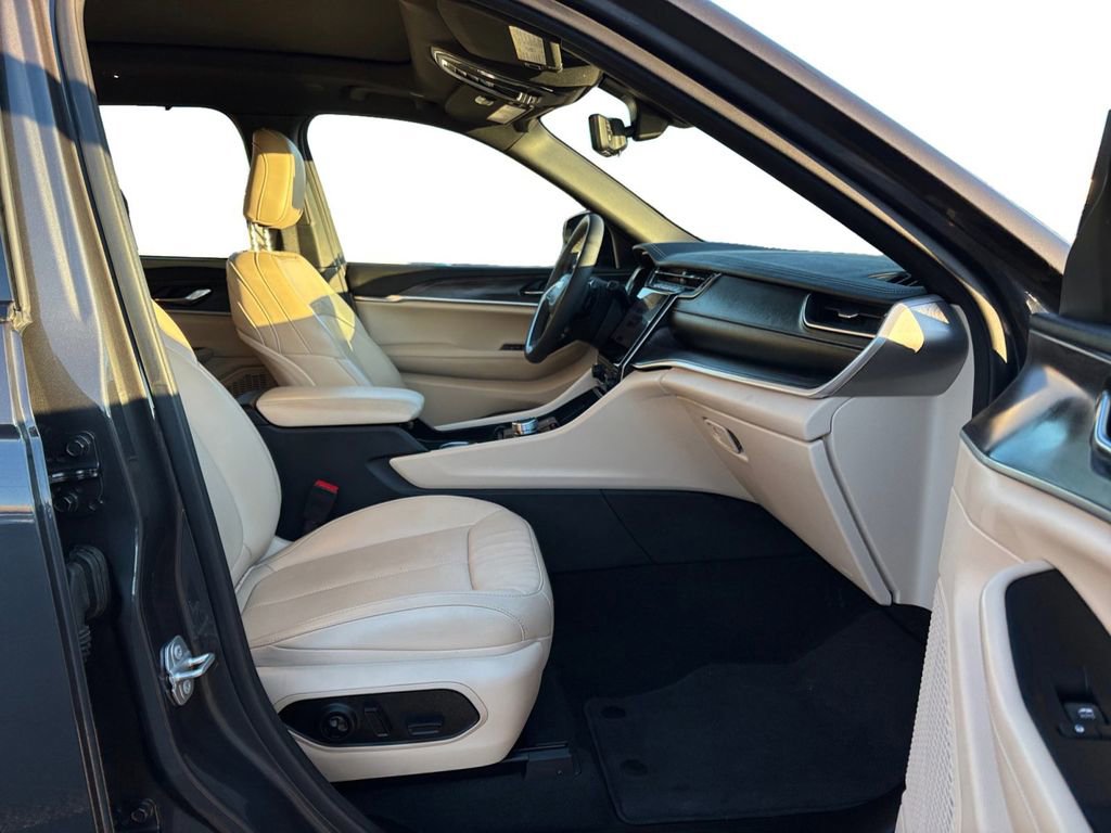 Used 2024 Jeep Grand Cherokee Limited w/ Luxury Tech Group II image 22