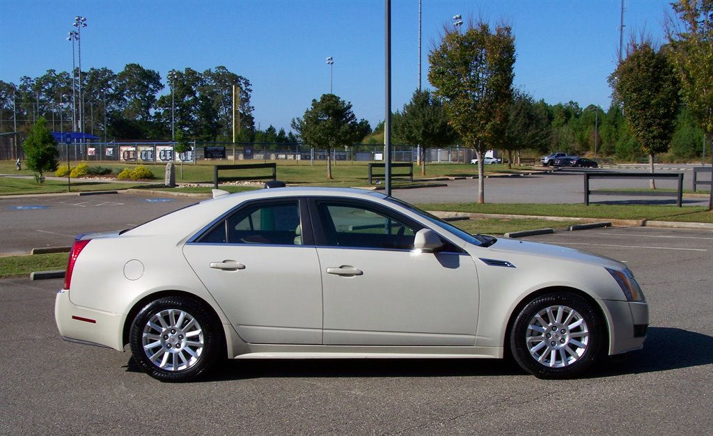Used 2010 Cadillac CTS Luxury RWD image 5