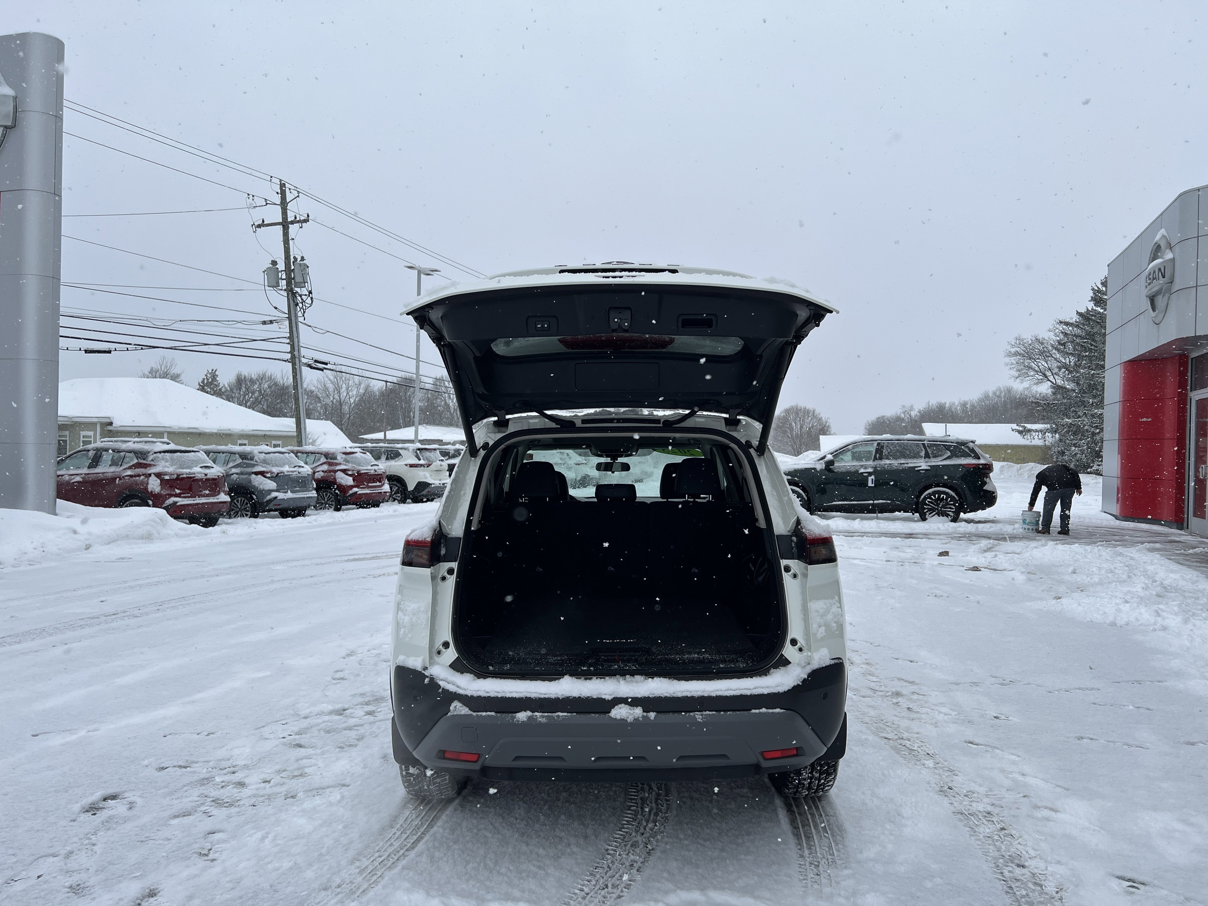 Used 2023 Nissan Rogue SV w/ SV Premium B Package image 10