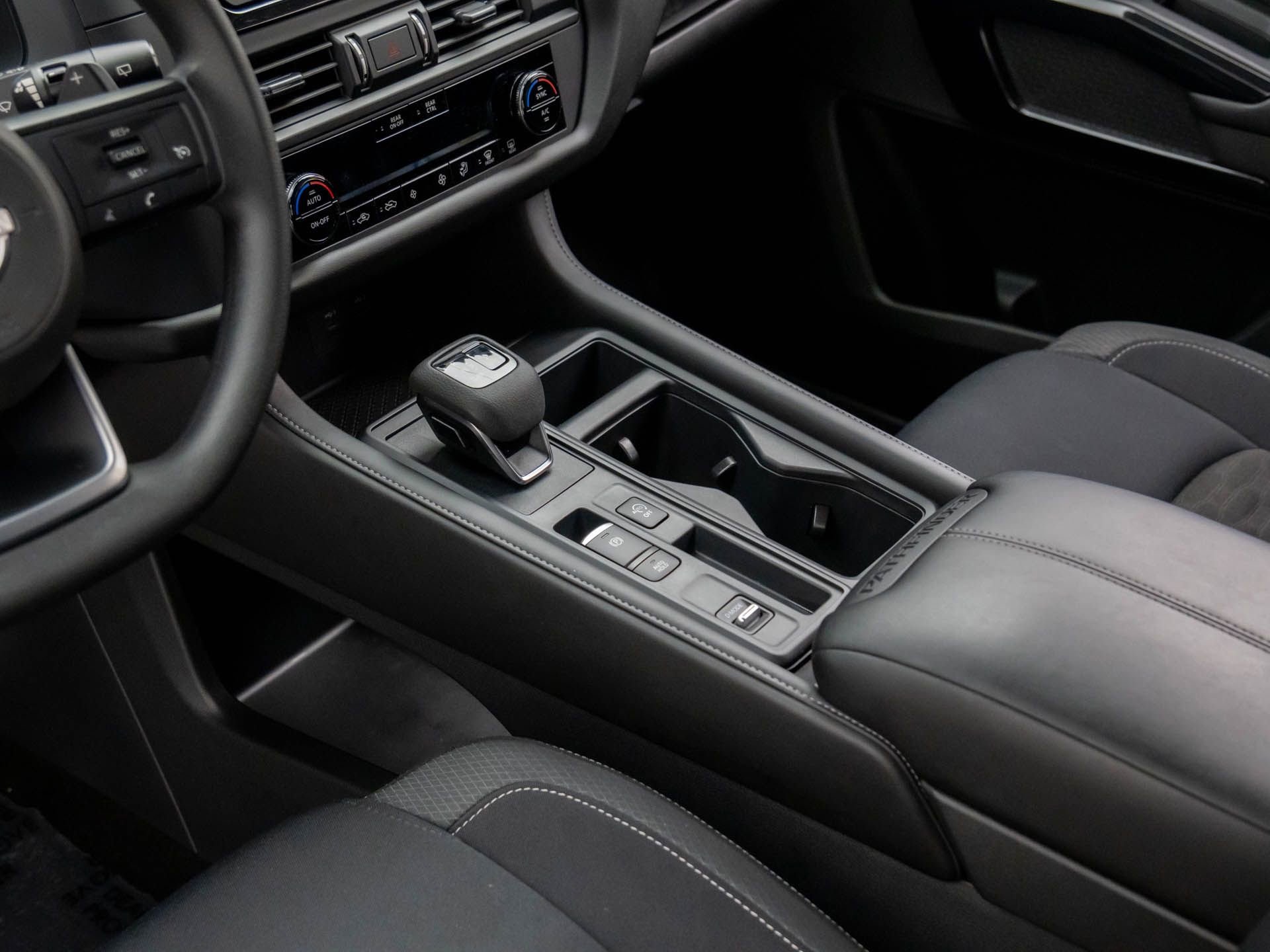 Used 2024 Nissan Pathfinder S image 11