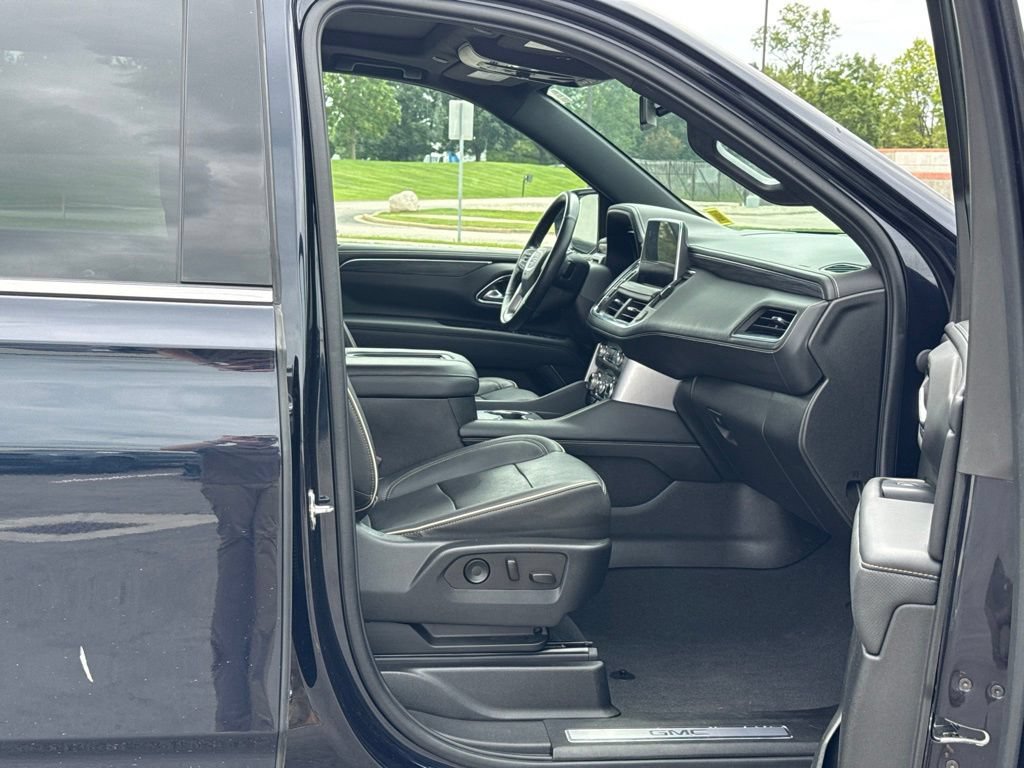 Used 2022 GMC Yukon XL SLT w/ SLT Premium Package AWD/4WD image 23