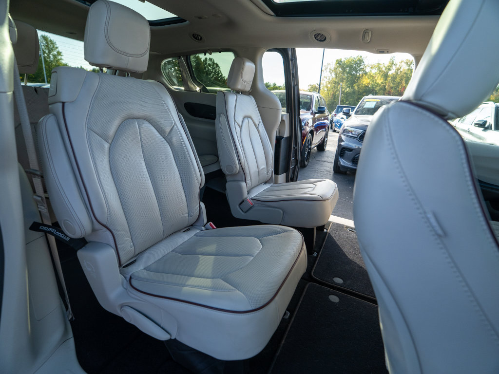Used 2020 Chrysler Pacifica Limited FWD image 15