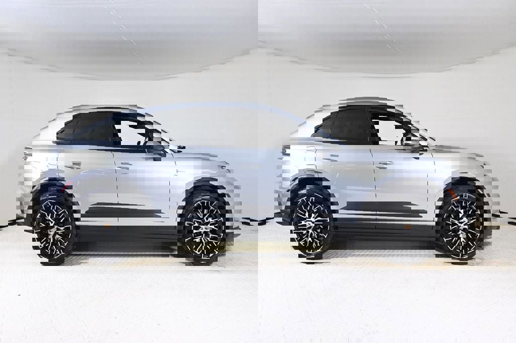 Certified 2025 Porsche Macan Electric image 8