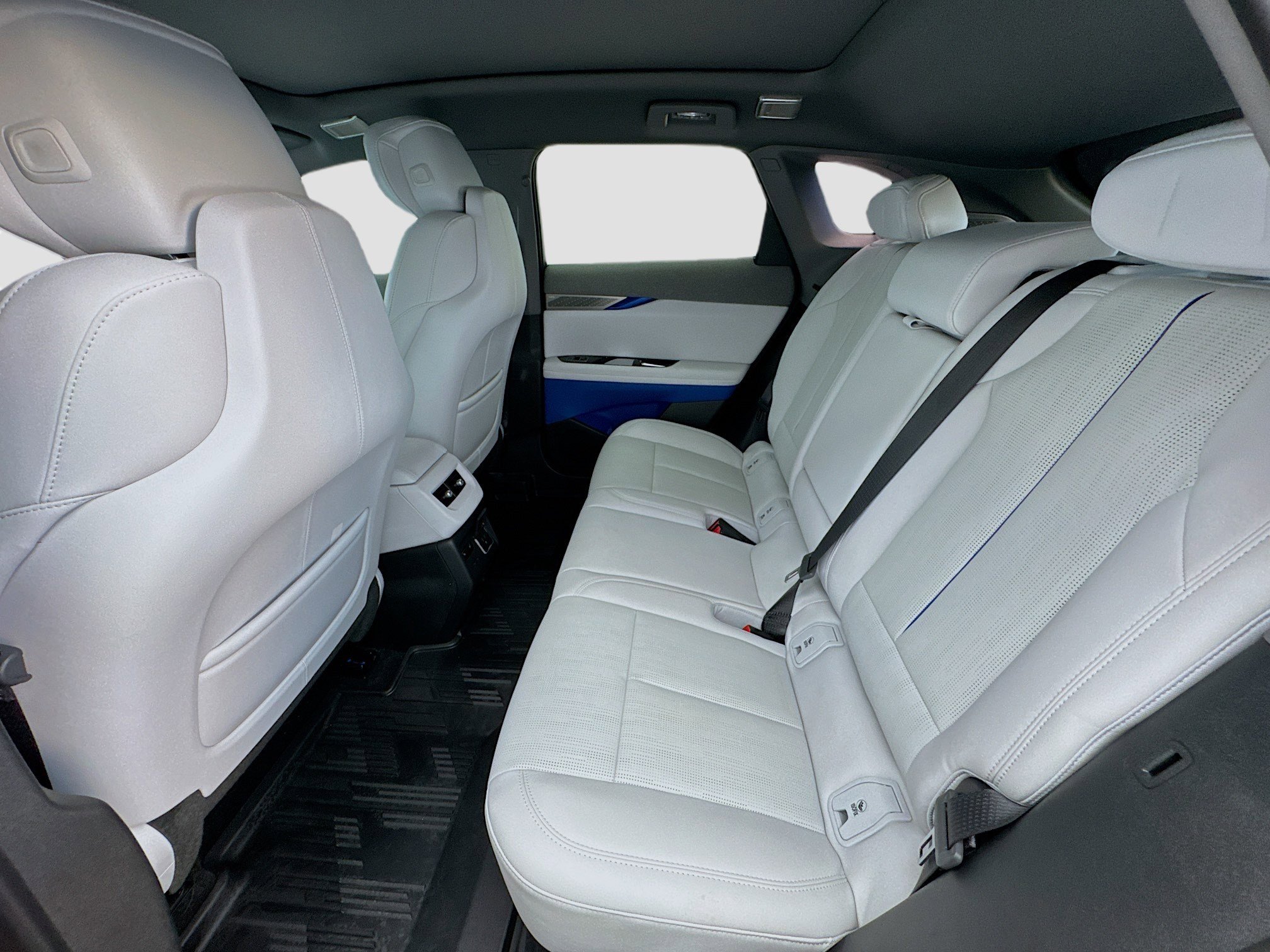 Used 2025 Cadillac Optiq Luxury 2 w/ LPO, Floor Liner Package AWD/4WD image 16
