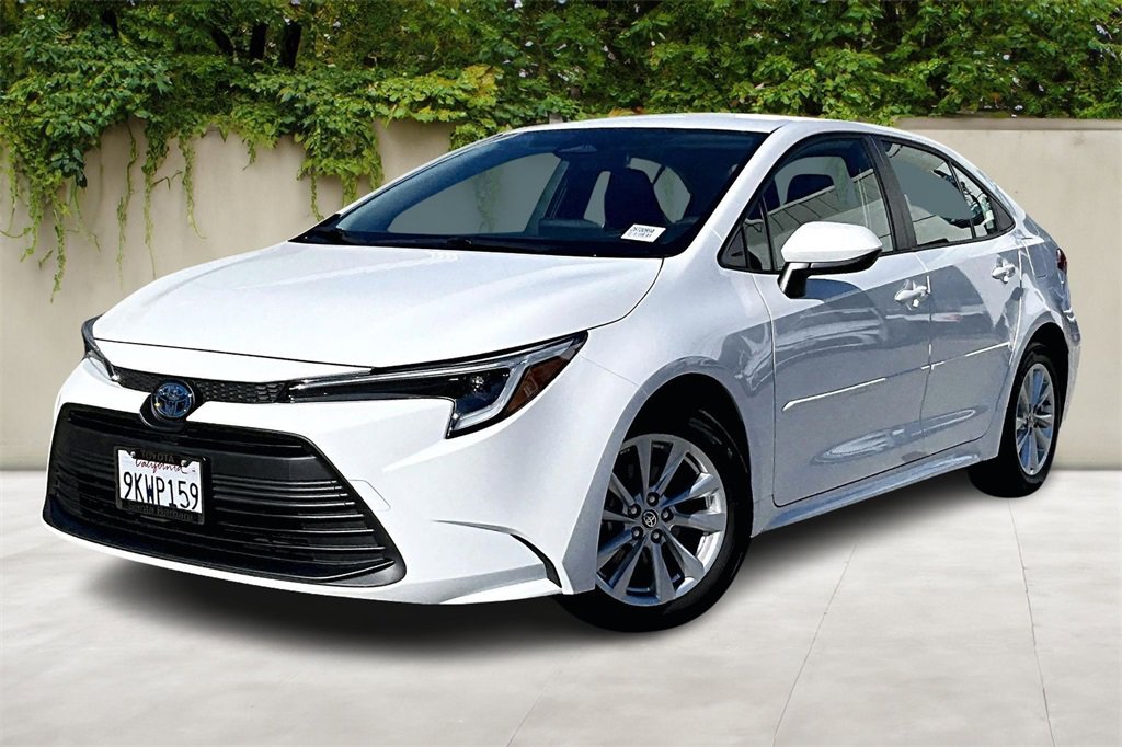 Used 2024 Toyota Corolla LE image 3