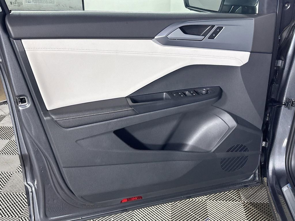 New 2025 Volkswagen Taos SE image 10