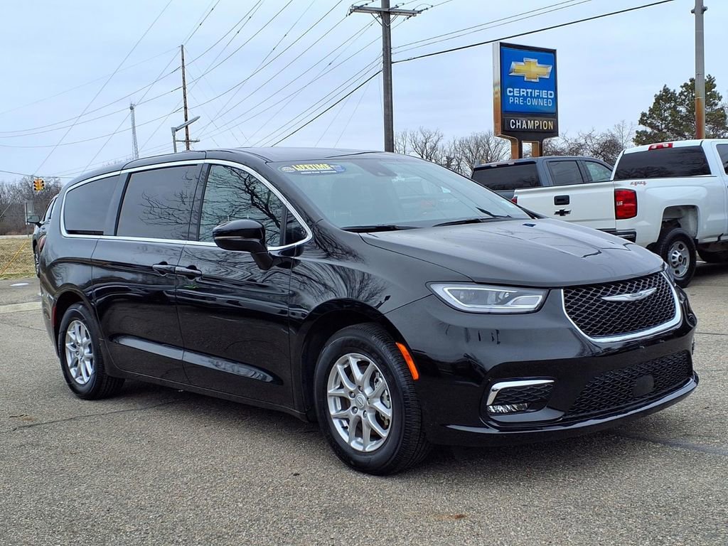 Used 2026 Chrysler Pacifica Select image 3