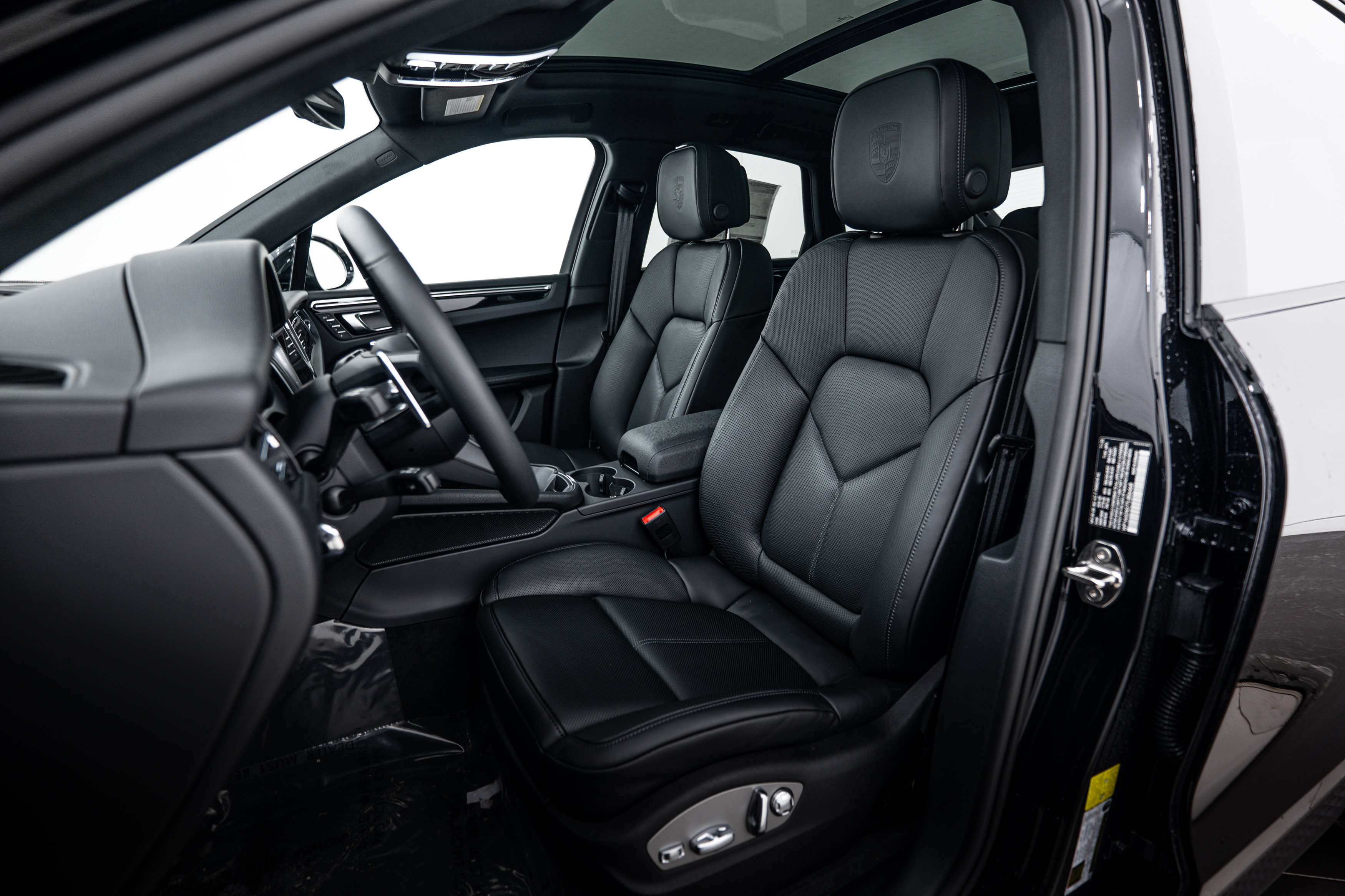 Certified 2026 Porsche Macan AWD/4WD image 5