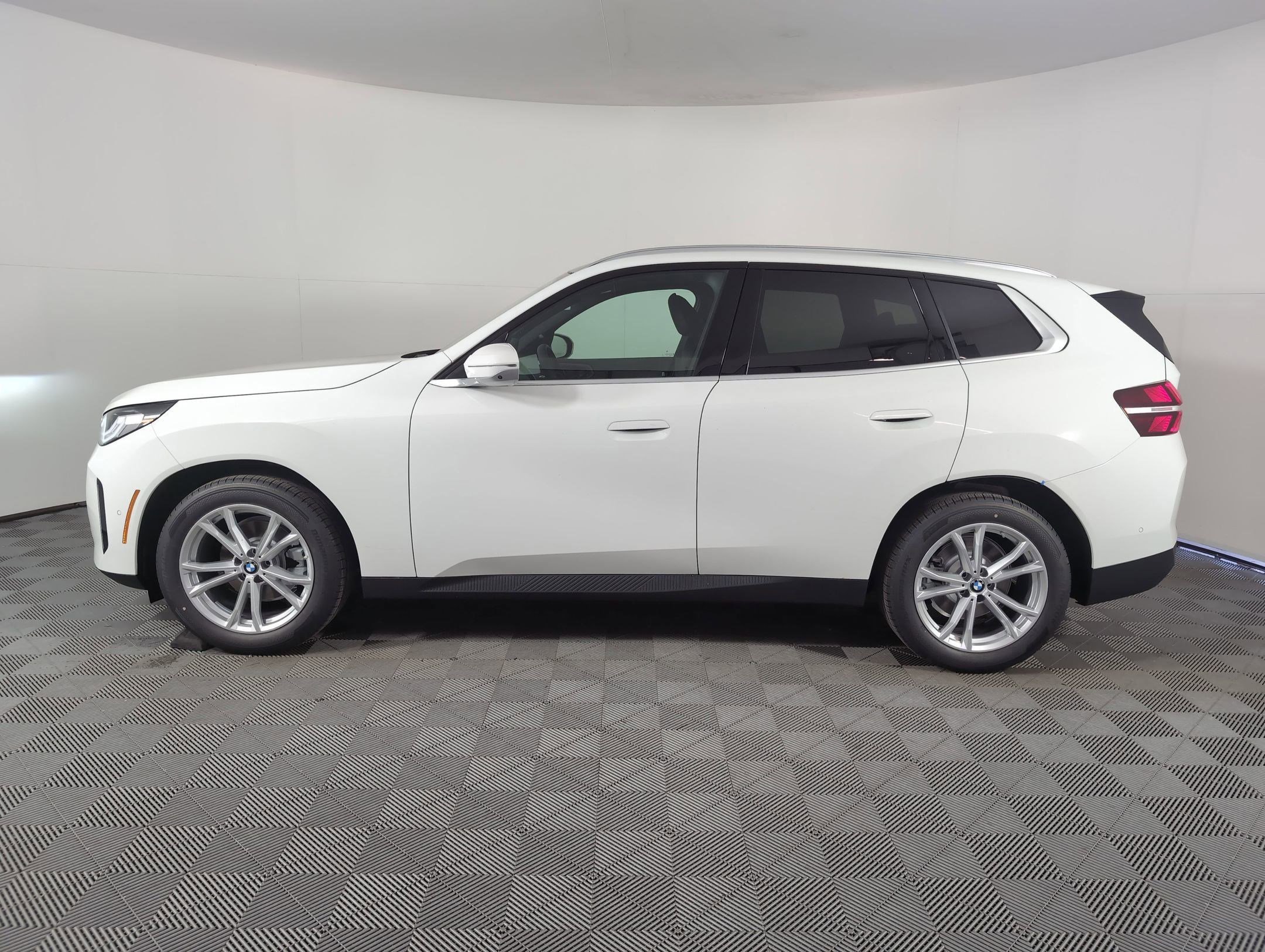 Used 2025 BMW X3 xDrive30i w/ Premium Package image 2
