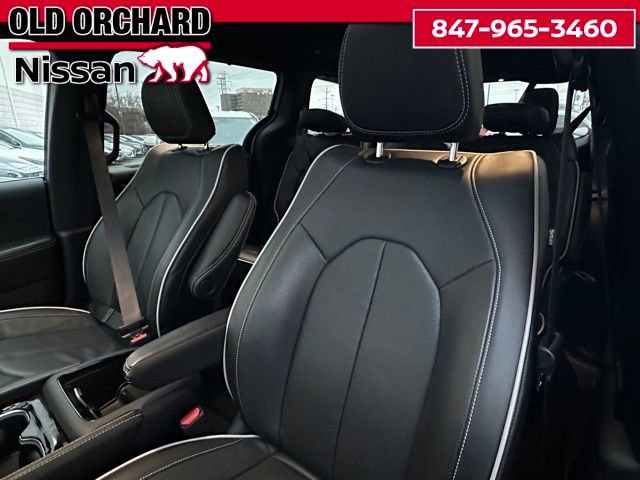 Used 2026 Chrysler Pacifica Limited FWD image 11