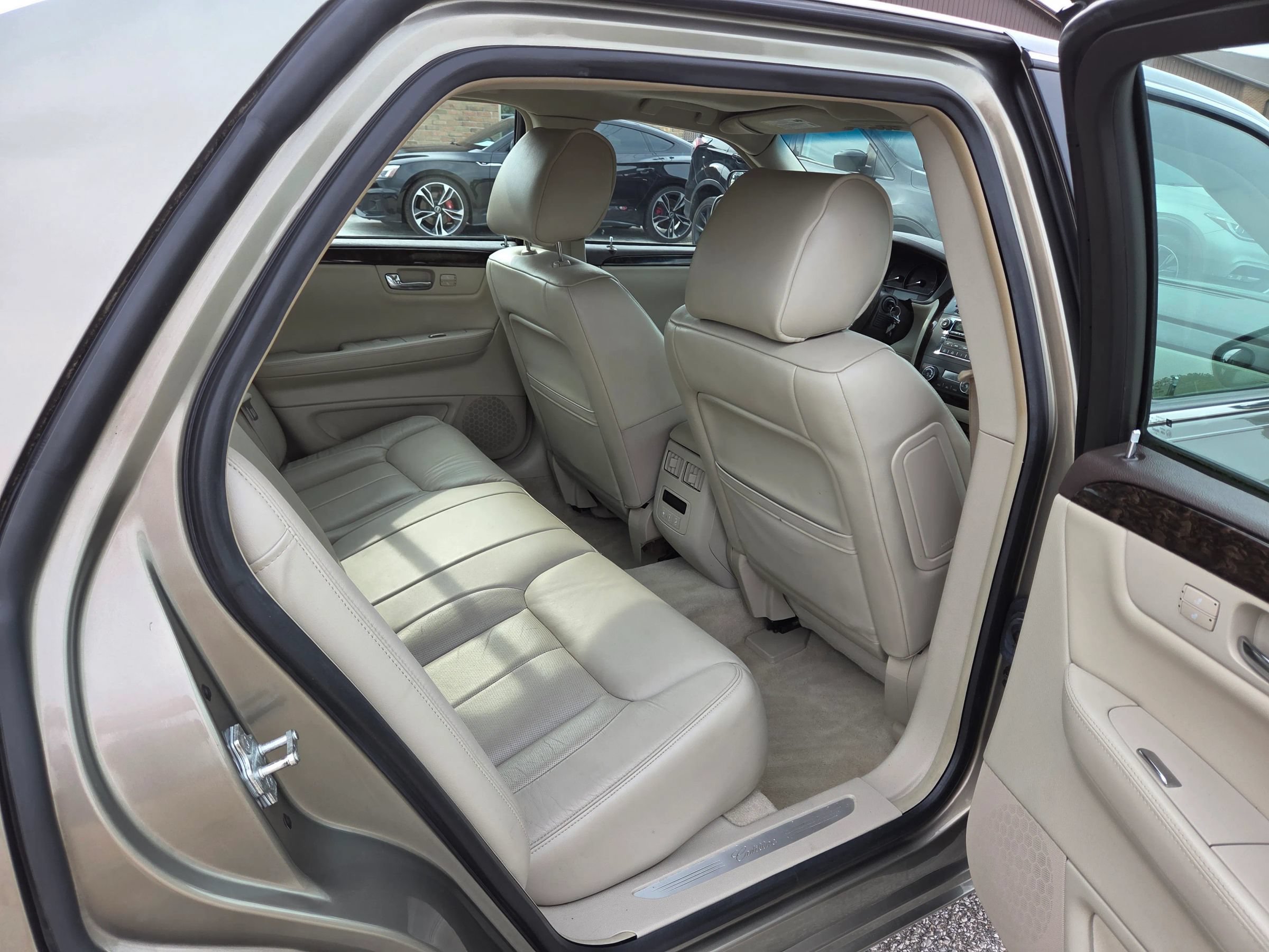 Used 2011 Cadillac DTS Luxury FWD image 19