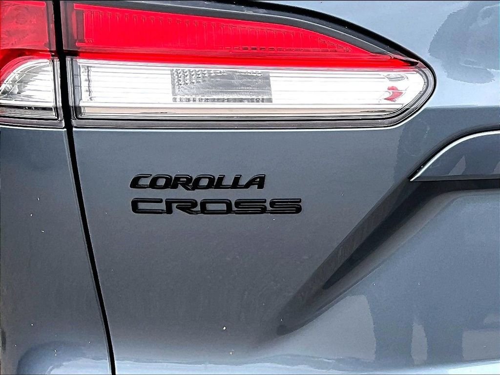 Used 2023 Toyota Corolla Cross AWD Hybrid w/ Moonroof Package image 28