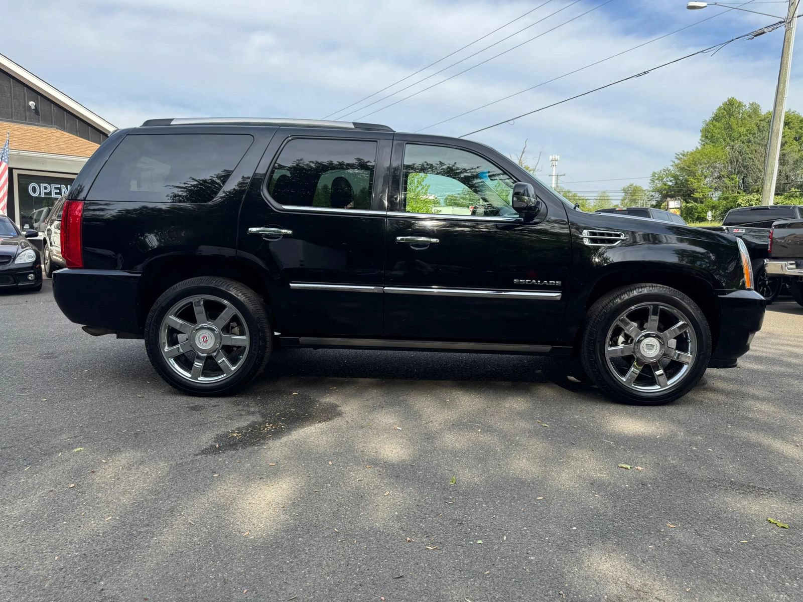 Used 2011 Cadillac Escalade Premium AWD/4WD image 7