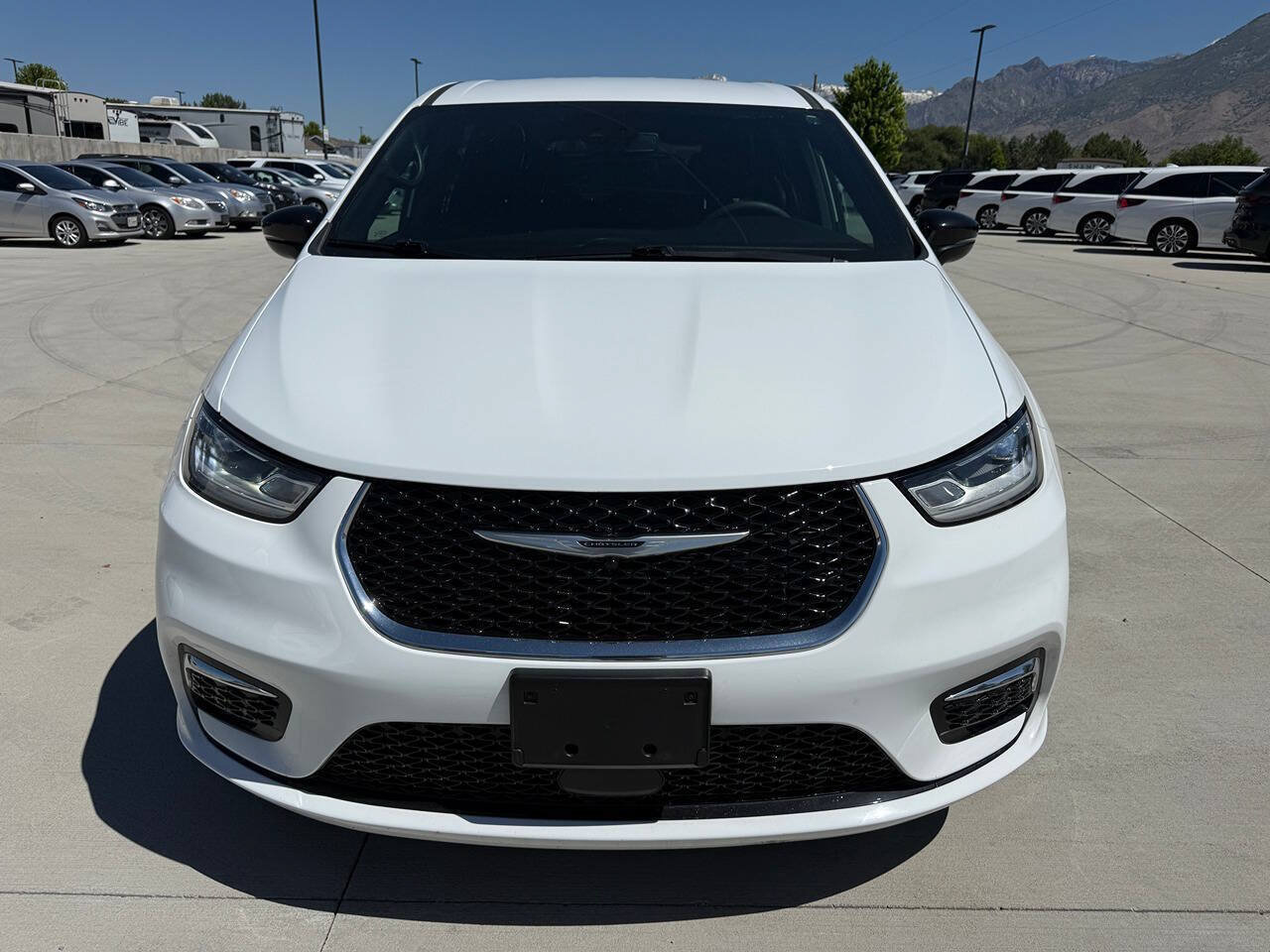 Used 2024 Chrysler Pacifica Touring FWD image 8