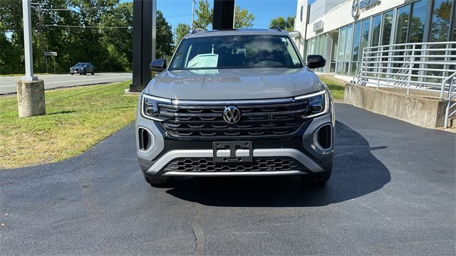 New 2026 Volkswagen Atlas Peak Edition image 2