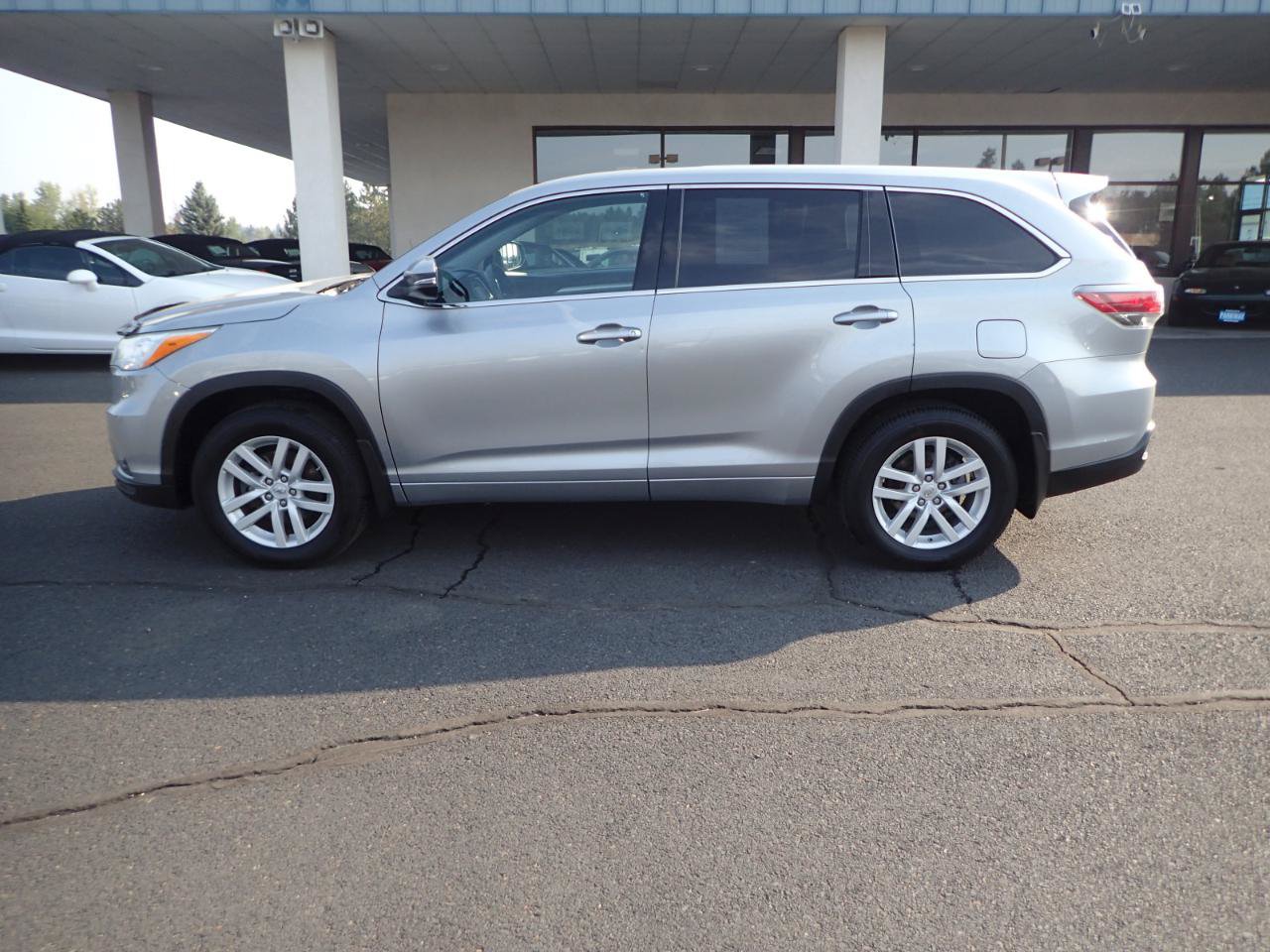 Used 2014 Toyota Highlander LE AWD/4WD image 2