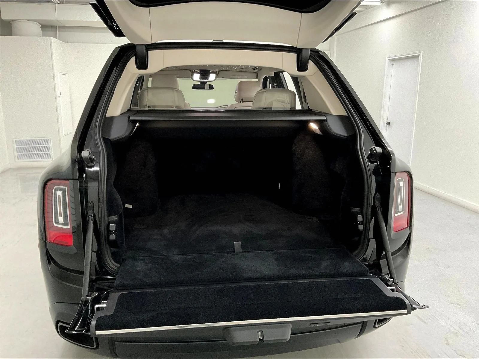 Used 2021 Rolls-Royce Cullinan Black Badge AWD/4WD image 48