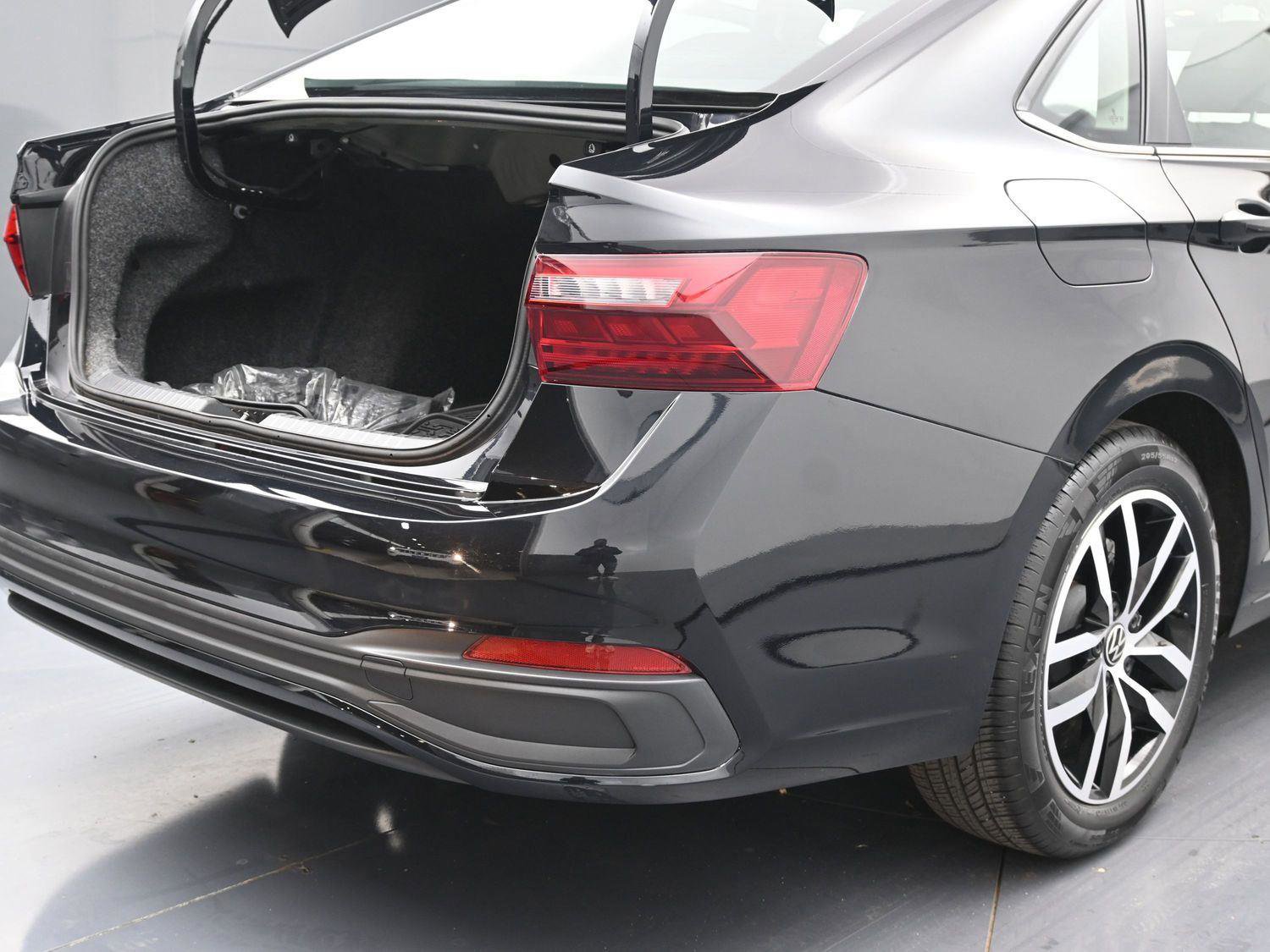 Certified 2025 Volkswagen Jetta SE w/ Sunroof Package image 13