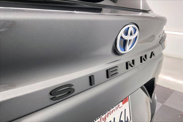 Used 2025 Toyota Sienna XLE image 32