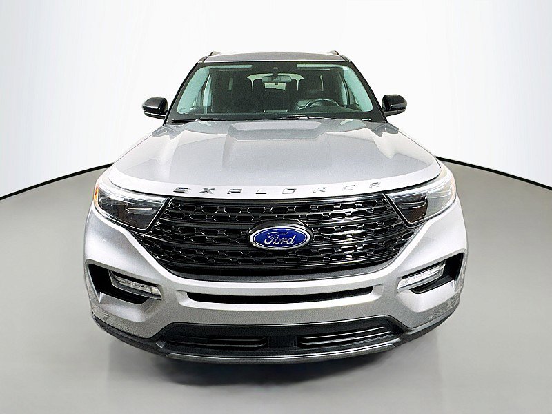Used 2022 Ford Explorer XLT w/ Equipment Group 202A image 2