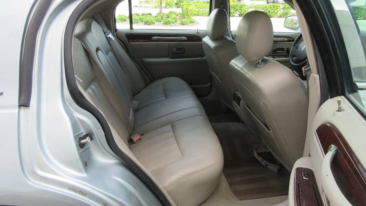Used 2007 Lincoln Town Car Signature RWD image 18