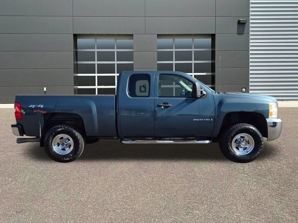 Used 2009 Chevrolet Silverado 2500 LT w/ Interior Plus Package AWD/4WD image 4