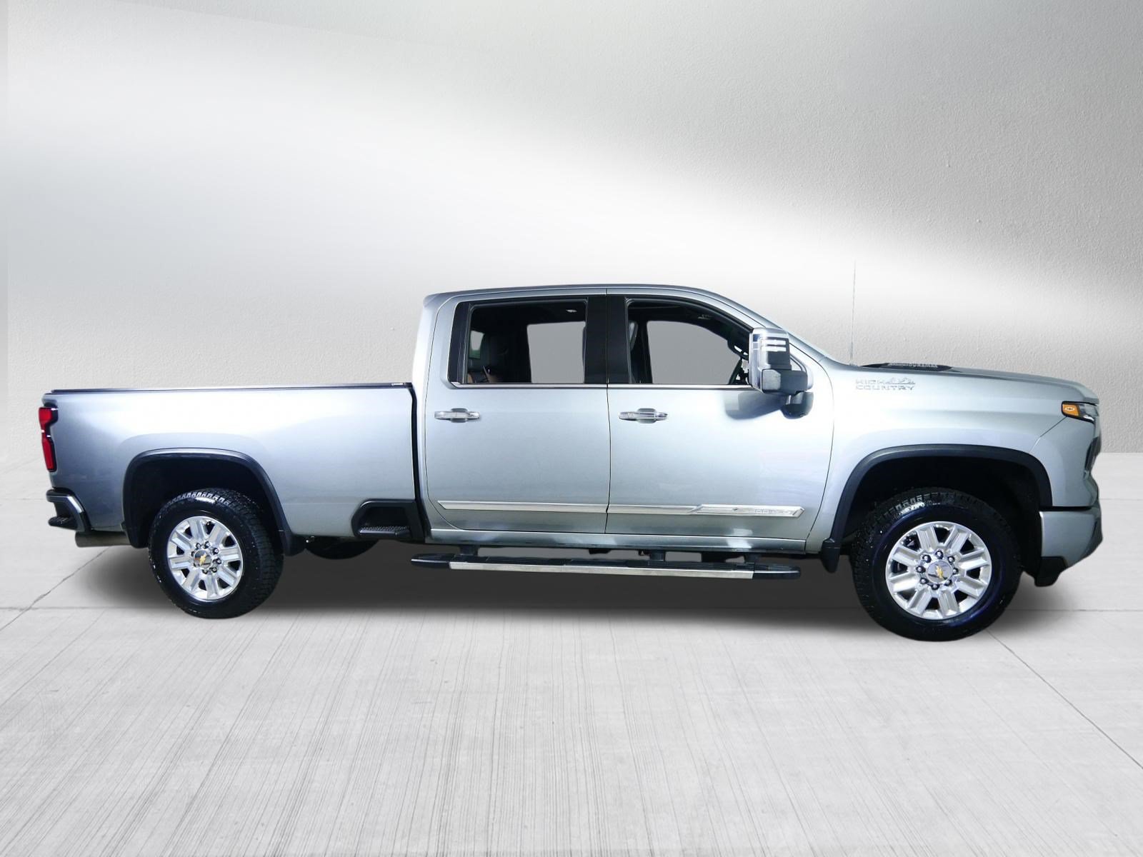 Used 2024 Chevrolet Silverado 2500 High Country w/ High Country Premium Package AWD/4WD image 8