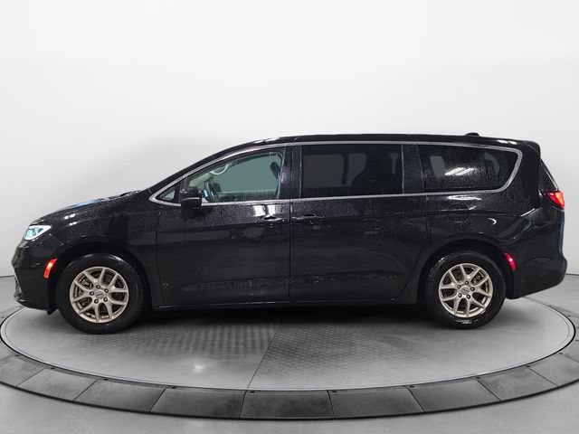 Used 2024 Chrysler Pacifica Touring-L FWD image 2